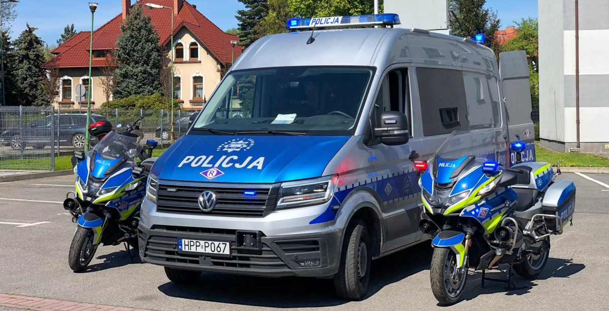 specjalistyczny radiowóz do obsługi wypadków drogowych oraz dwa policyjne motocykle