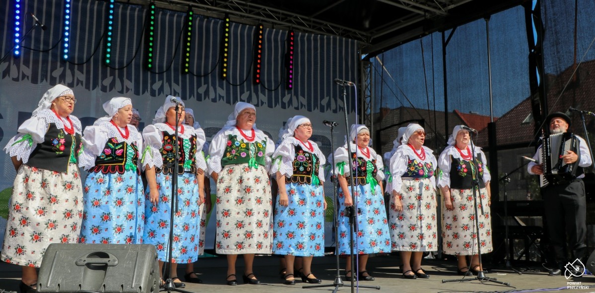 Zespół z frydku występuje na scenie.