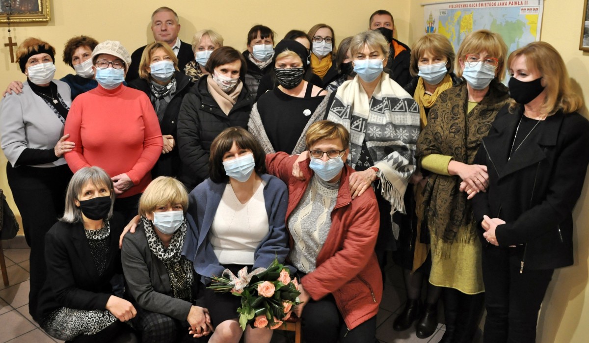 Kobiety - wolontariuszki w pszczyńskim hospicjum i kilku mężczyzn na wspólnej fotografii.
