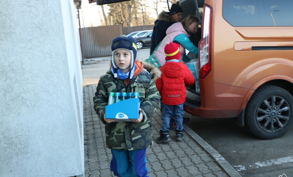Chłopiec niesie koszyk z żelami pod prysznic