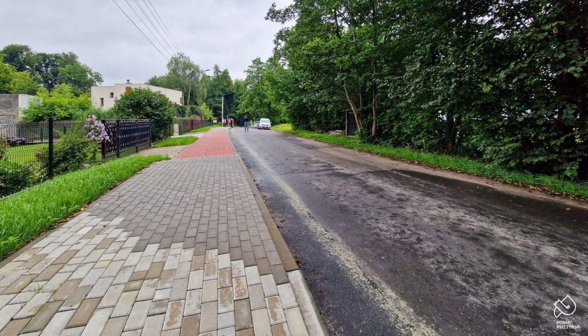 Nowy odcinek chodnika, który powstał przy ul. Żorskiej w Pszczynie, obok domy.