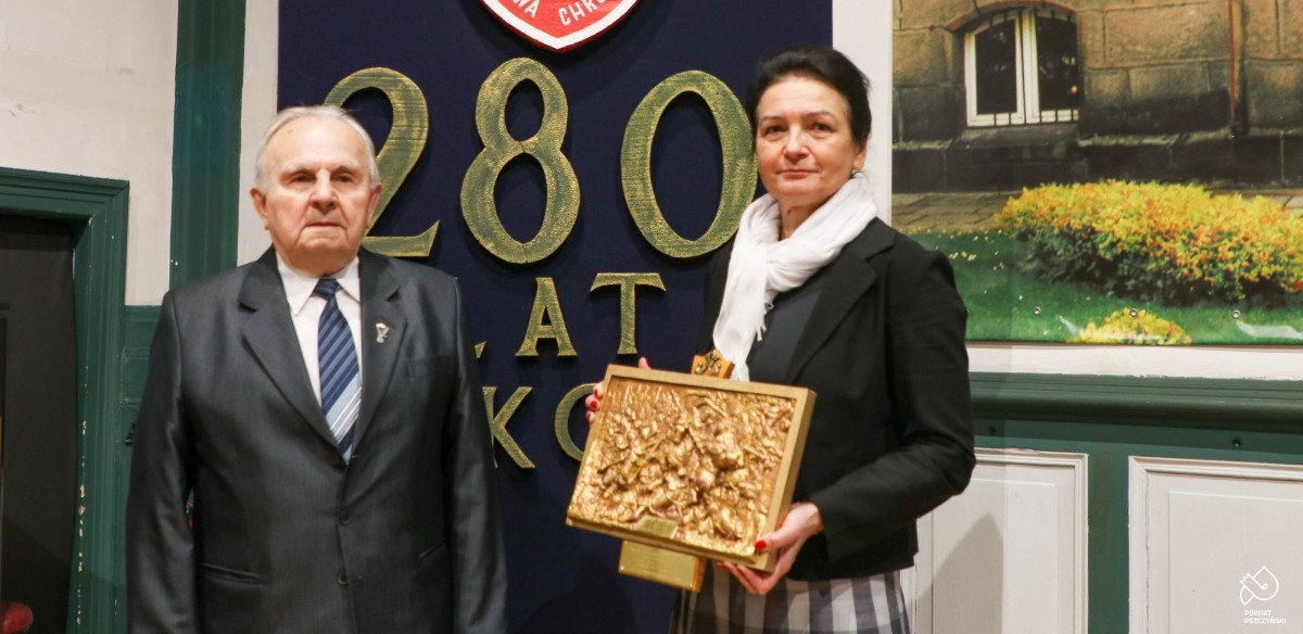 Absolwent z 1958 roku ofiarował na ręce dyrektor Renaty Dyrdy pamiątkową płaskorzeźbę