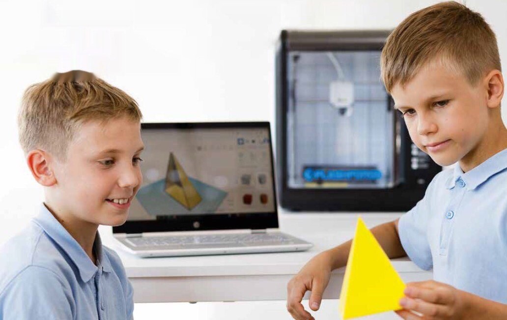 Dwóch chłopców w pracowni 3D