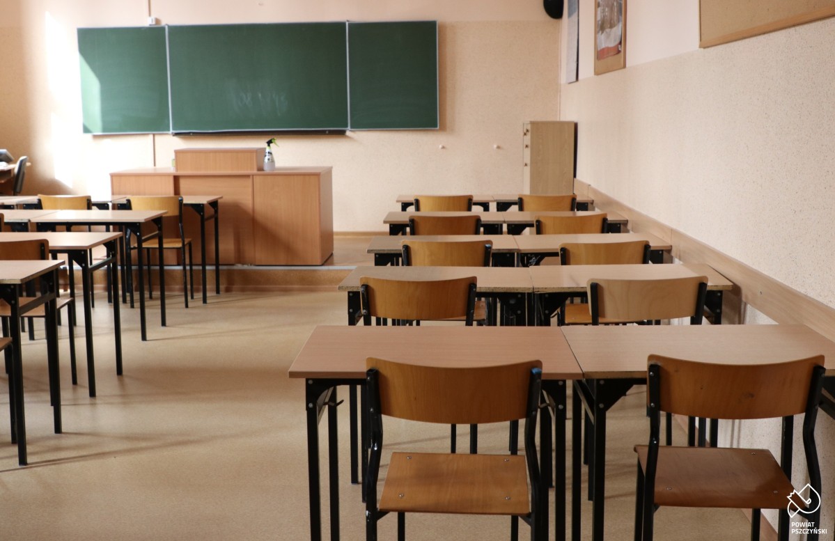 Sala lekcyjna z odmalowanymi ścianami.
