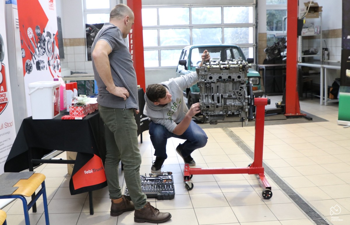 Konkurs Auto Fachman. Stanoiwsko konkursowe z rozrządem silnika