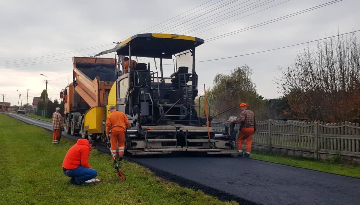 Maszyna układa warstwę nowego asfaltu na ul. Na Grabówki w Suszcu