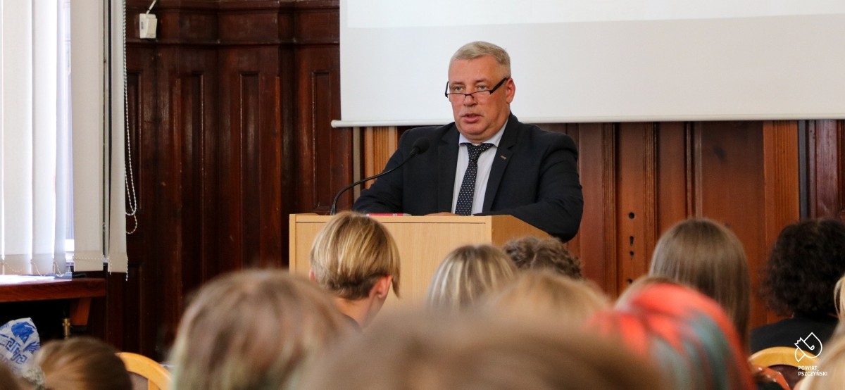 Trwa wykład w sali sesyjnej pszczyńskiego starostwa. Przy mównicy stoi prof. Marian Małecki.