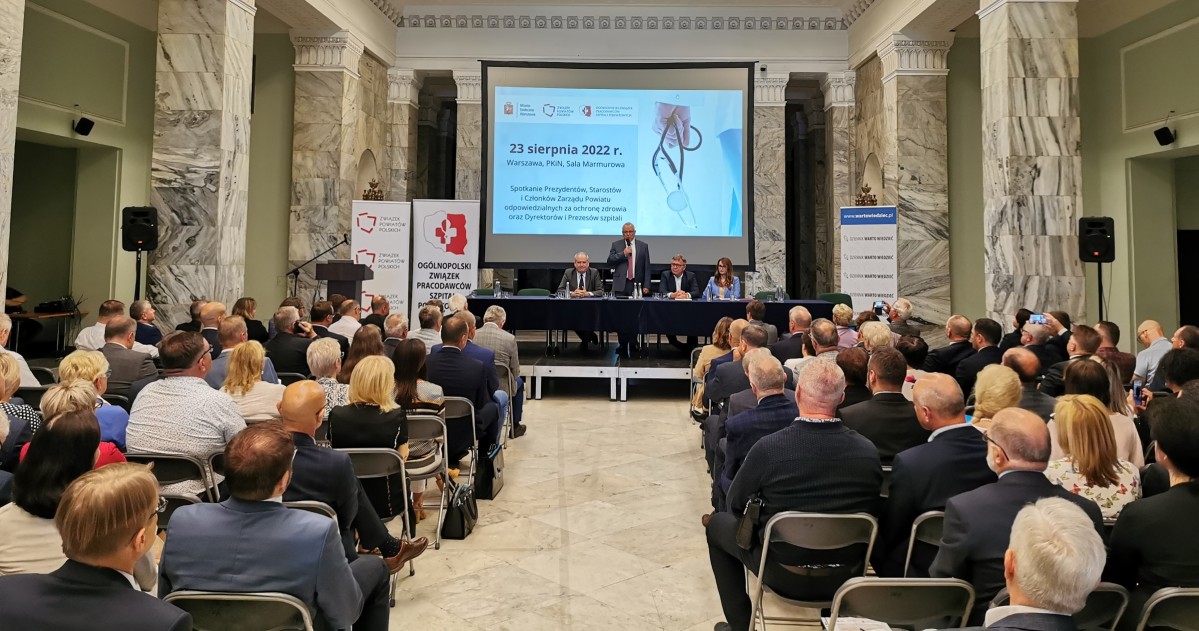 Wnętrze sali w pałacu kultury i nauki w Warszawie, uczestnicy spotkania.