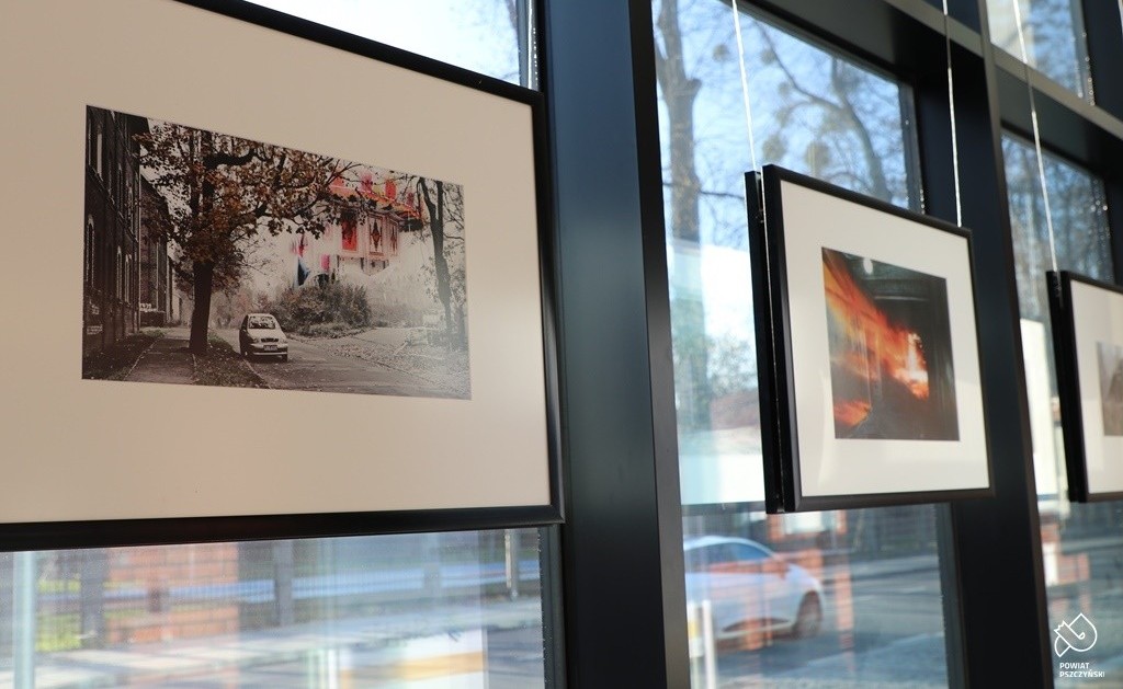 Fotografie w oknach budynku Centrum Przesiadkowego w Pszczynie. Prezentowane wewnątrz budynku.