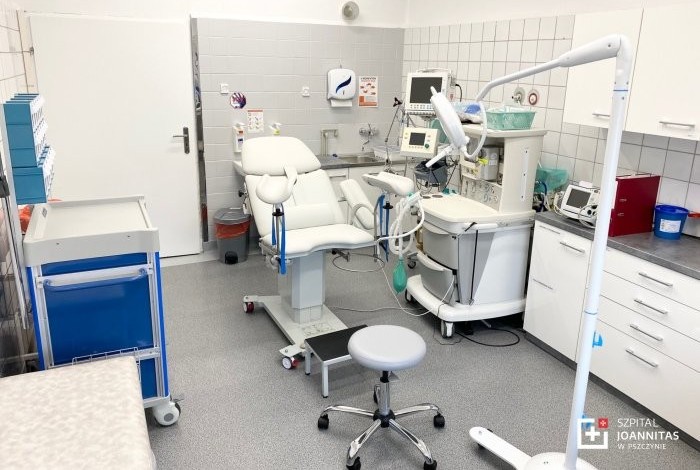 Gabinet zabiegowy, nowy fotel i sprzęt w jasnym pomieszczeniu.
