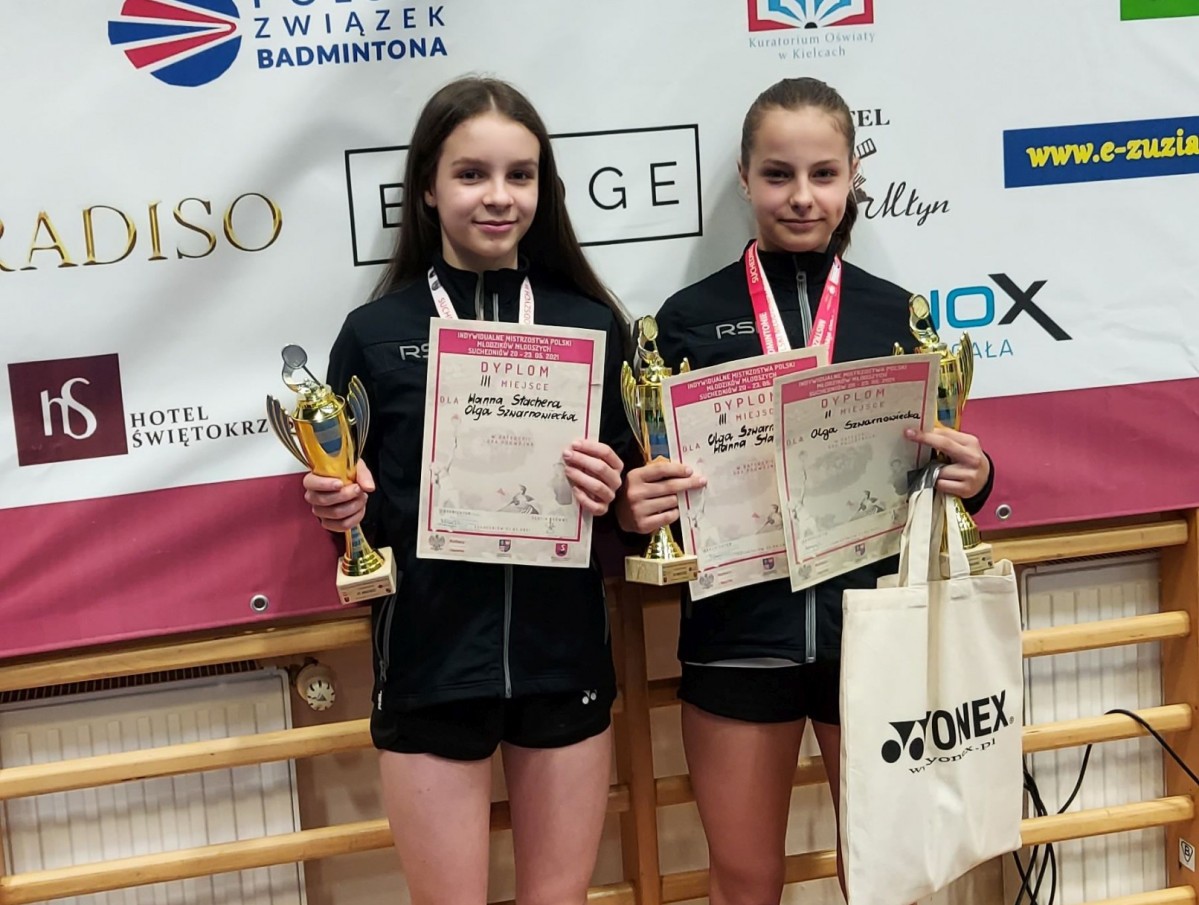 Olga Szwarnowiecka i Hanna Stachera z medalami Mistrzostw Polski Młodzików Młodszych w badmintonie