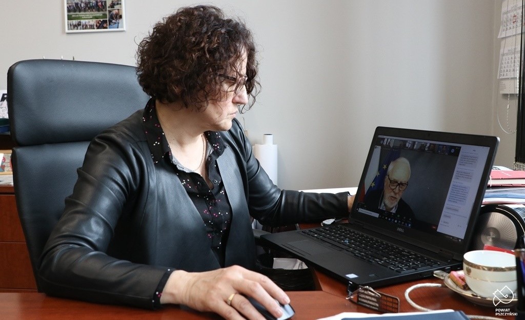 Starosta Barbara Bandoła siedzi za biurkiem, przed laptopem, bierze udzial w spotkaniu online.