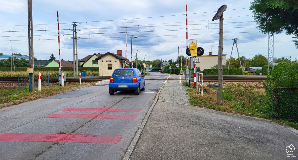 Samochód przejeżdżający przez przejazd kolejowy w Pszczynie.