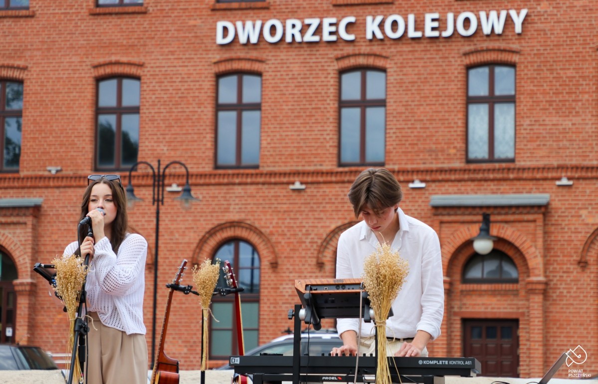 Julia śpiewa do mikrofonu, Bartosz gra na klawiszach.
