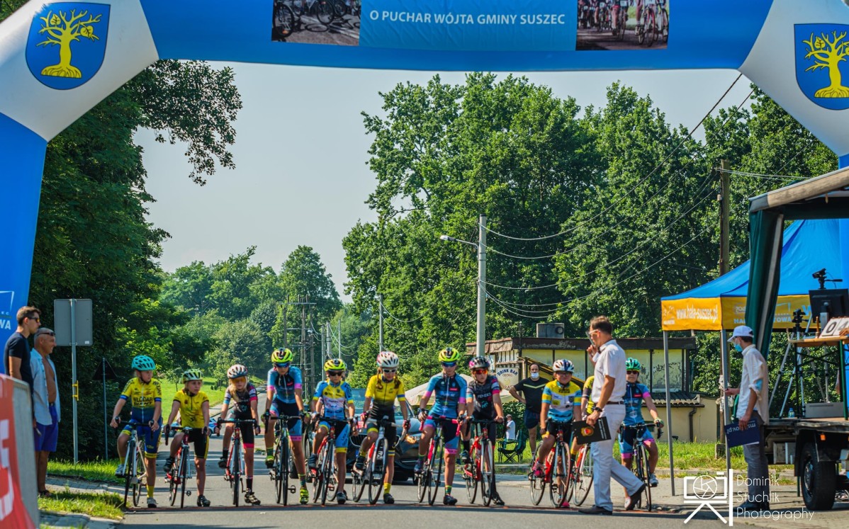 Kolarze na starcie wyścigu kolarskiego o puchar wójta gminy Suszec.
