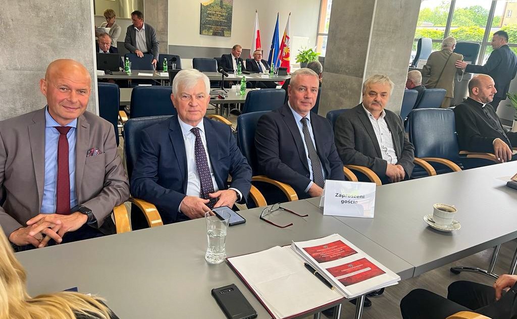 Szymon Sekta, Krystian Szostak, Marian Małecki i Janusz Ryt za stołem w sali sesyjnej w Tarnowie.