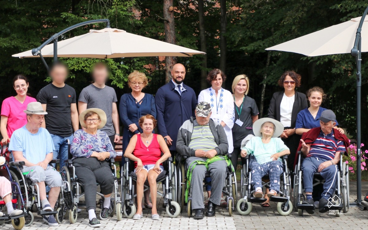 Podopieczni zakładu pielęgnacyjno-opiekuńczego oraz dyrekcja szpitala, zkałądu poprawczego i władze starostwa