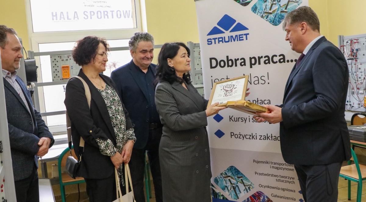 Dyrektor szkołt wręcza podziękowanie prezesowi firmy Strumet