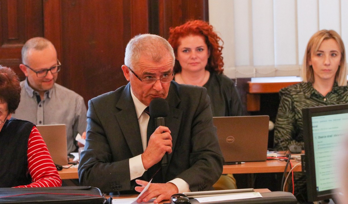 Radny Józef Pabin przemawia do mikrofonu podczas sesji.