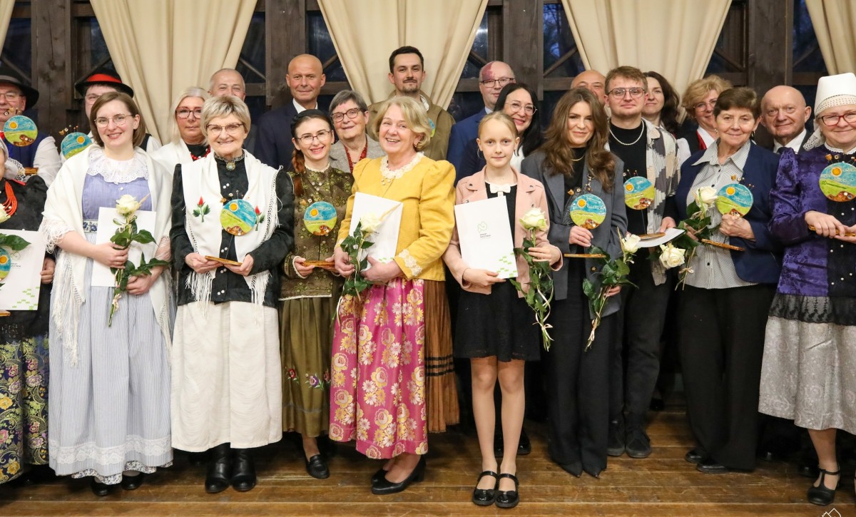 Część laureatów stoi razem na wspólnym zdjęciu