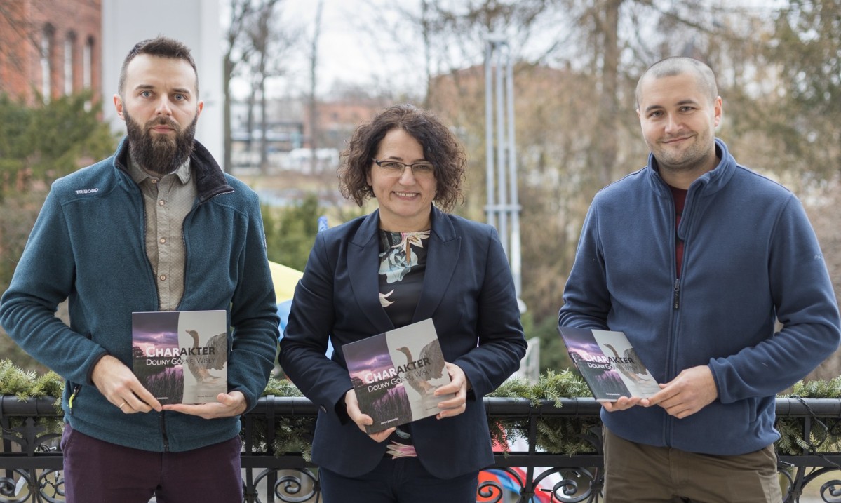 Od lewej: Artur Jurkowski, starosta Barbara Bandoła oraz Michał Piekarski prezentuja najnowsze wydawnictwo Powiatu Pszczyńskiego, album "Charakter Doliny Górnej Wisły".