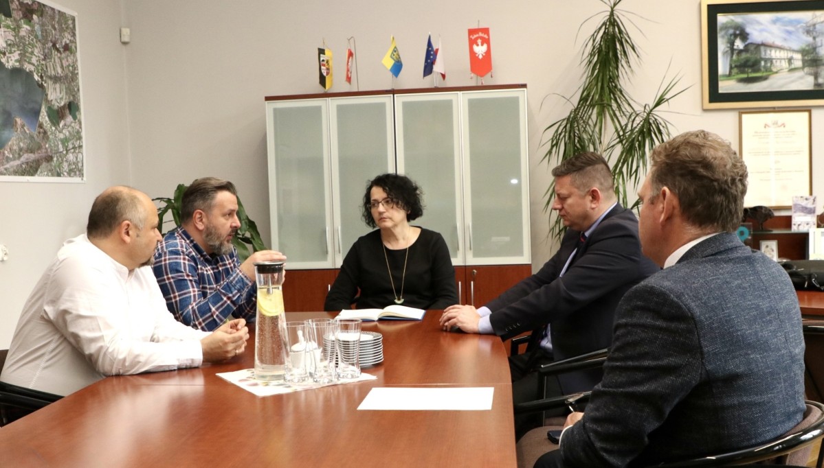 Włodarze Powiatu przy jednym stole z wiceministrem Koperskim.