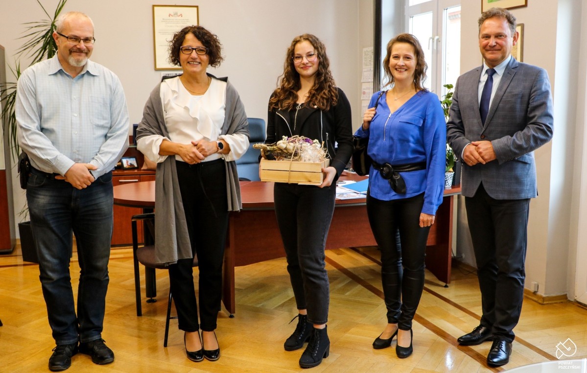 Starosta pszczyńska, wicestarosta wraz z Marią Grynpeter i jej rodzicami w gabinecie starosty.