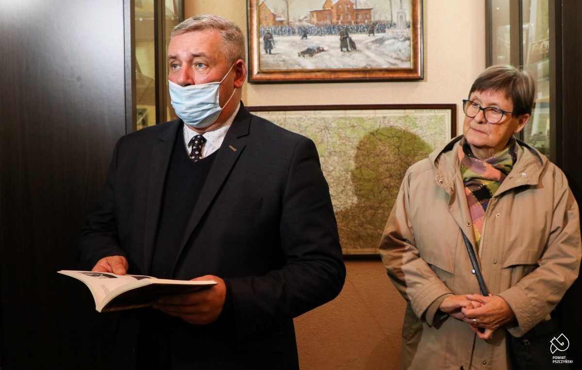 Prezes stowarzyszenia "Pro Memoria" podczas przywitania gości wewnątrz muzeum.