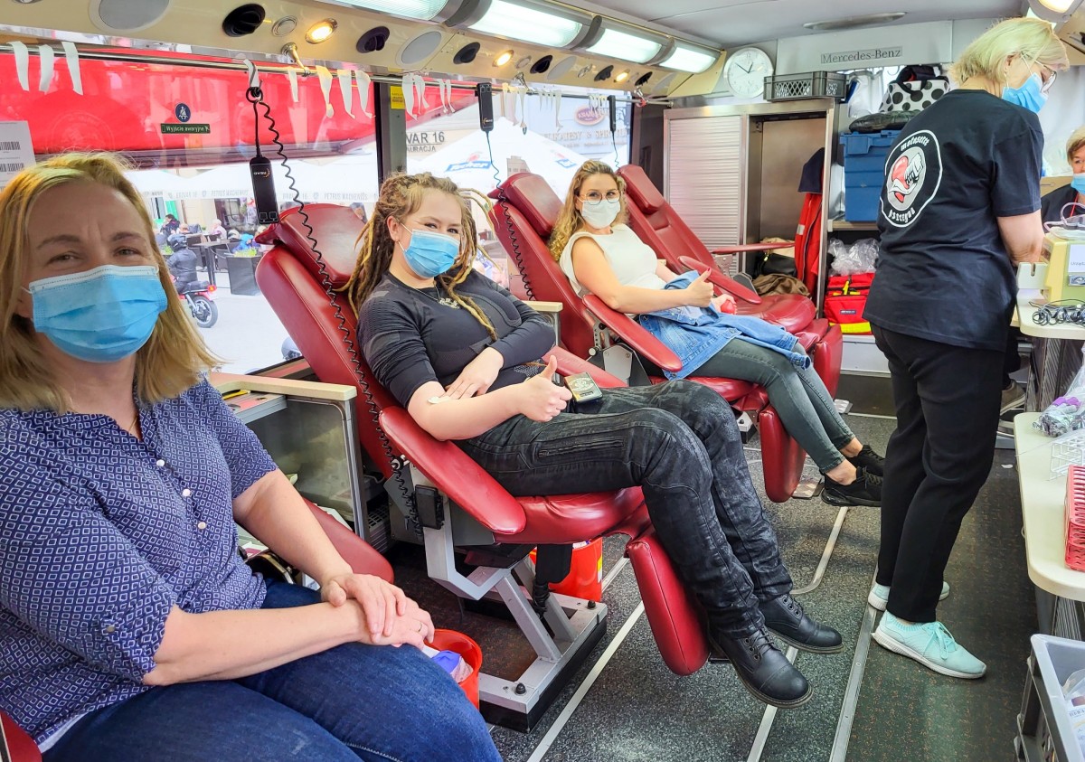 w ambulansie do poboru krwi trzy kobiety w maseczkach oddają krew