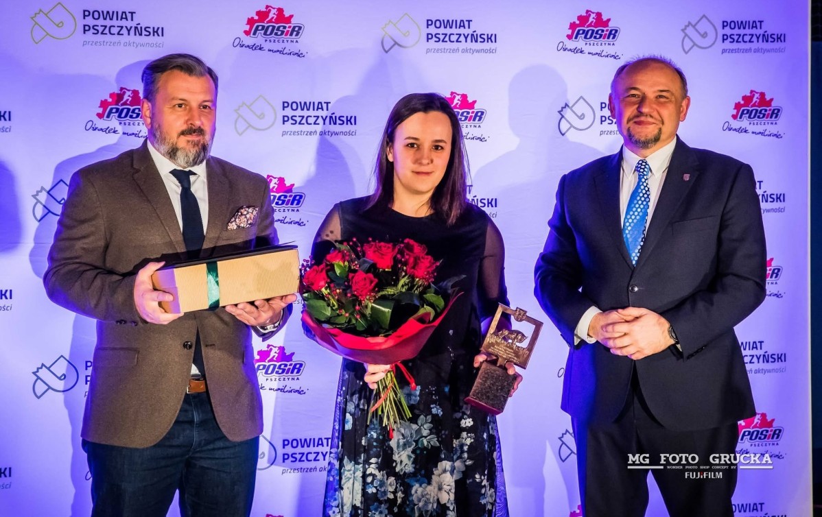 Starosta i przewodniczący Rady Powiatu z nagrodzoną statuetką Żubra.