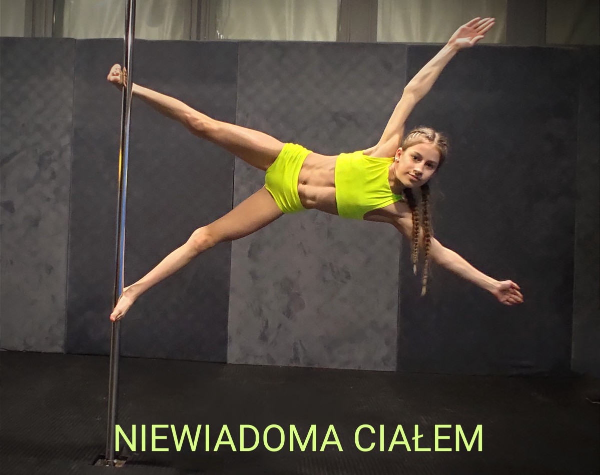 Dziewczyna, która zajęła I miejsce na zdjęciu w stroju do gimnastyki, ciałem pokazuje X.