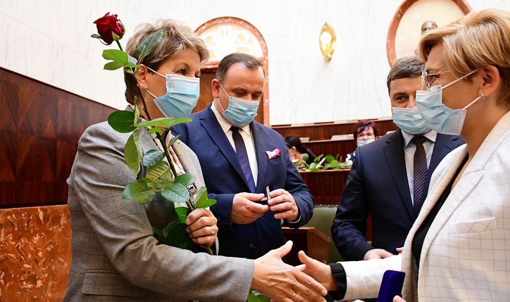Przedstawicielka PUP w Pszczynie otrzymuje odznaczenie.