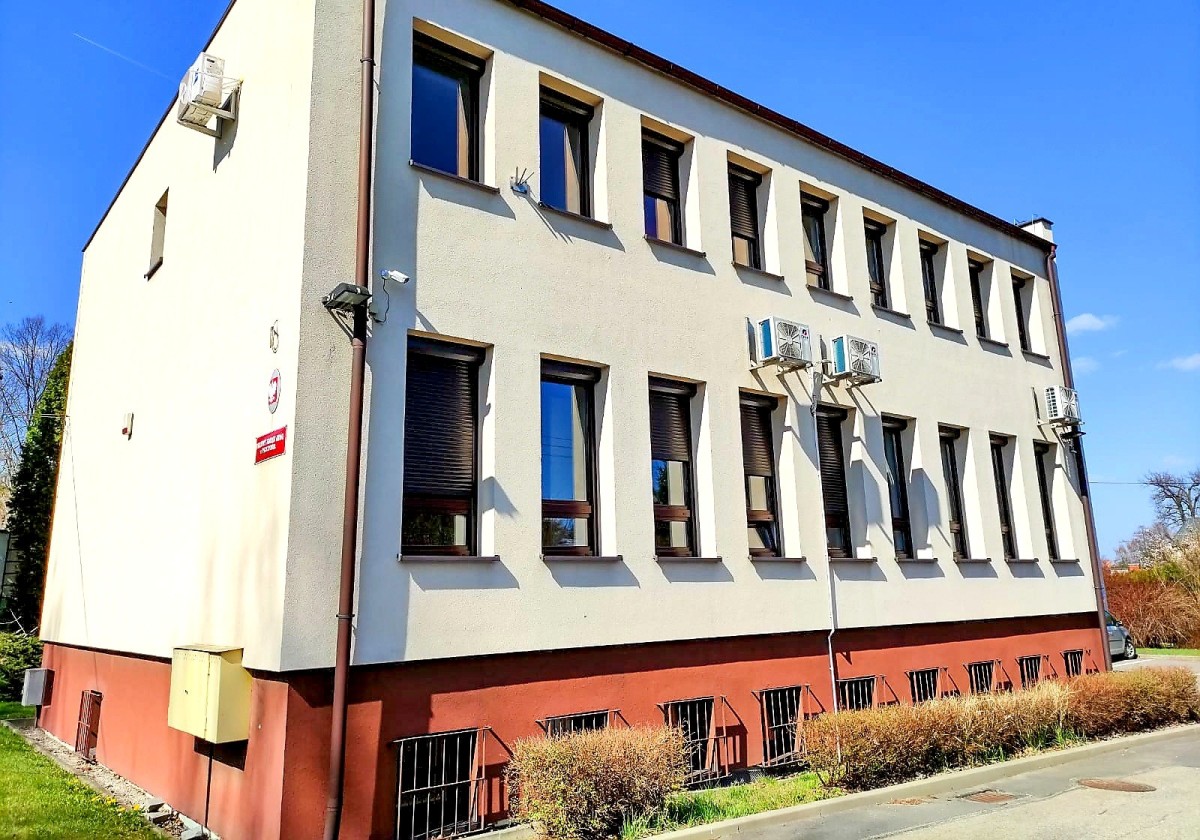 Wysoki budynek biurowy z płaskim dachem.