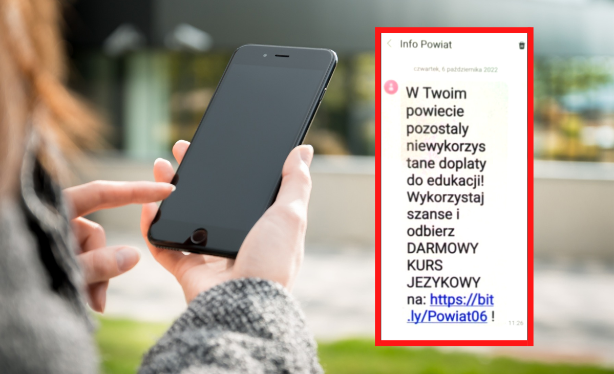 Kobieta trzymająca telefon, obok fałszywy sms w czerwonej ramce.