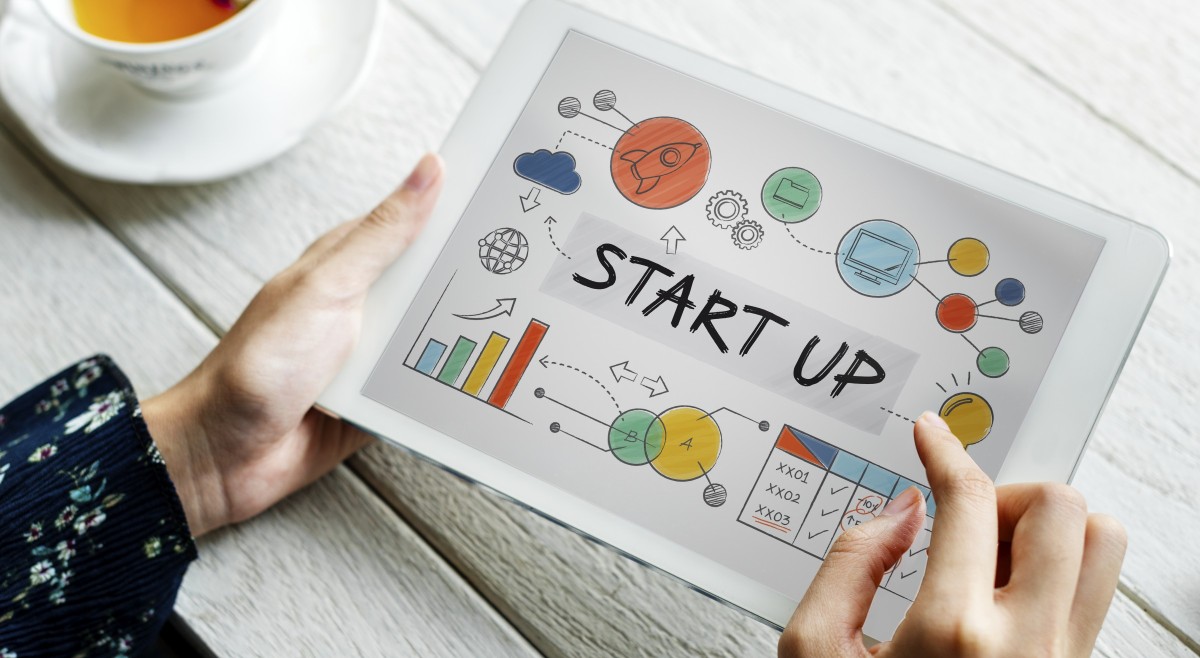Tablet z napisem start up.