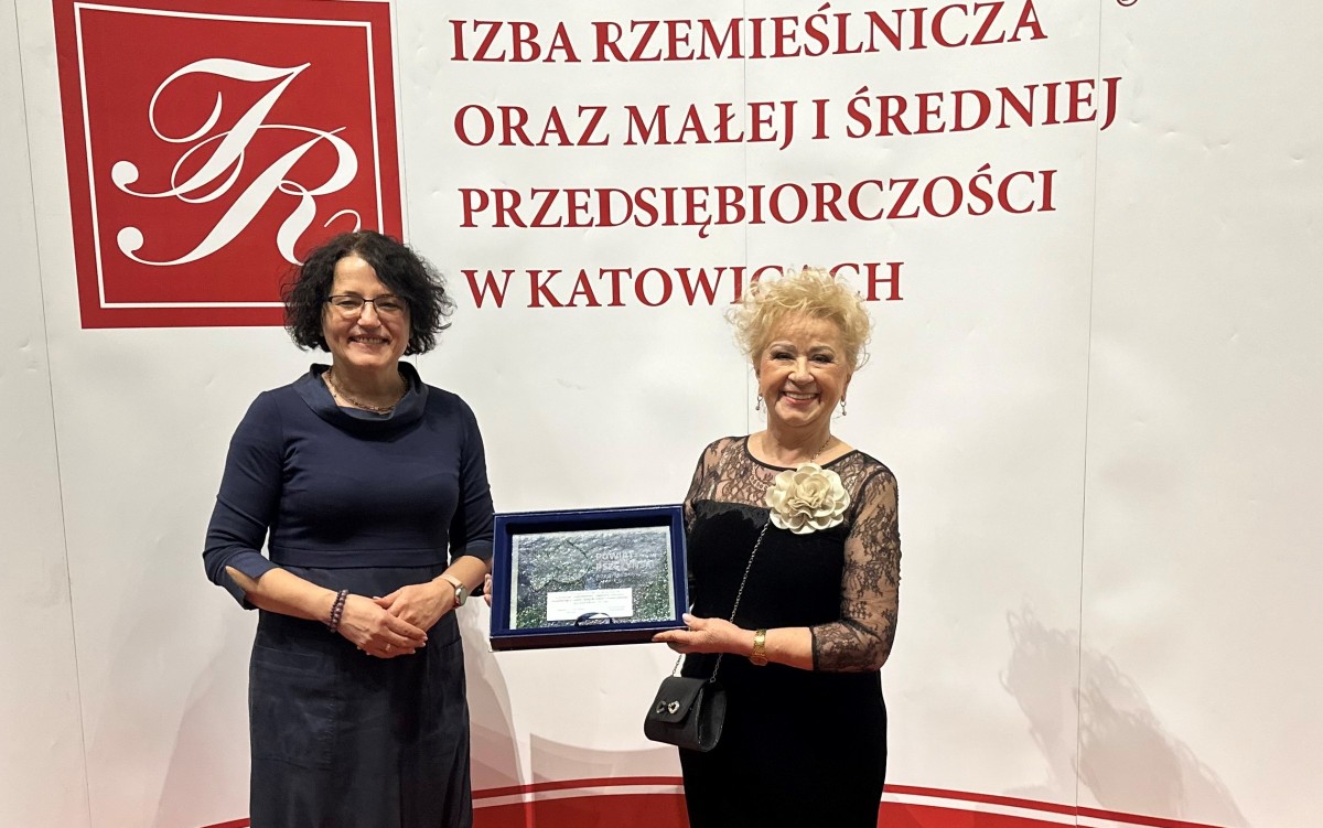 Wanda Brzęczek i starosta Barbara Bandoła stoją na tle ścianki