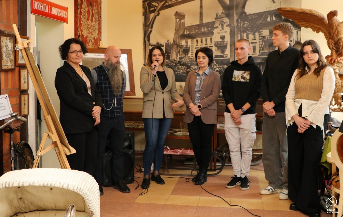 Grupa bioraca udział w konferencji prasowej stoi w srodku muzeum reguionalnego, widać eksponaty
