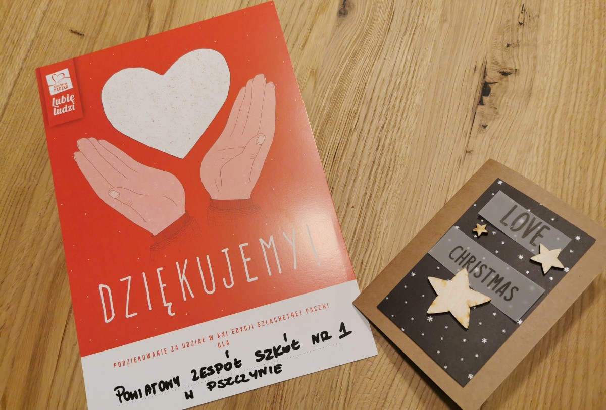 Dyplom z podziękowaniem za udział w Szlachetnej Paczce oraz kartka z życzeniami świątecznymi.