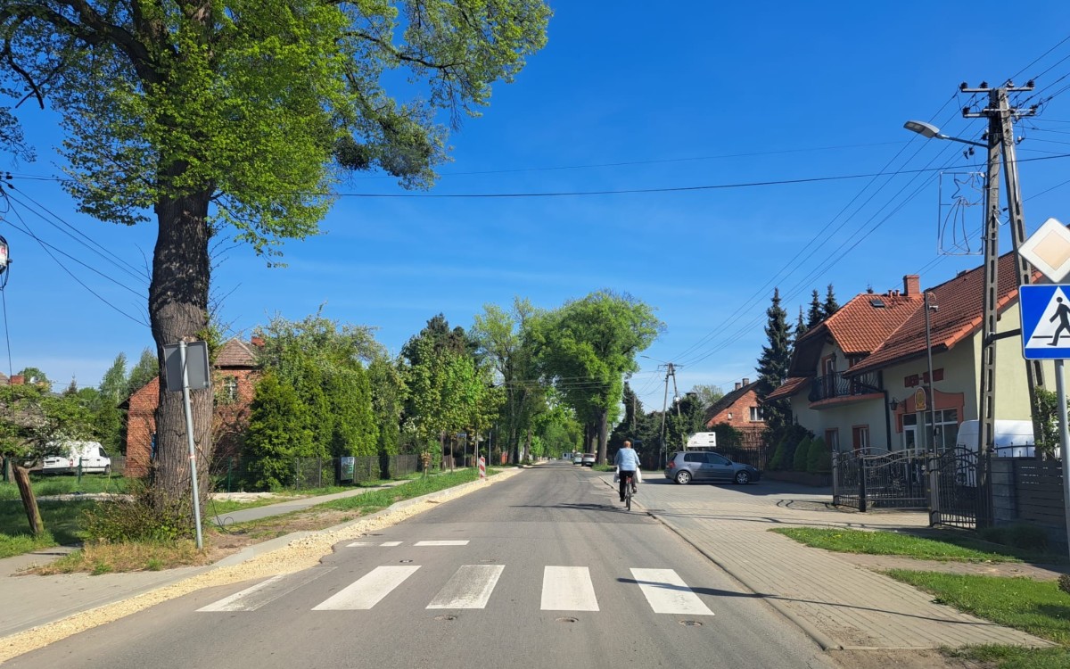 Ul. Powstańców Śląskich, popękana i połatana nawierzchnia