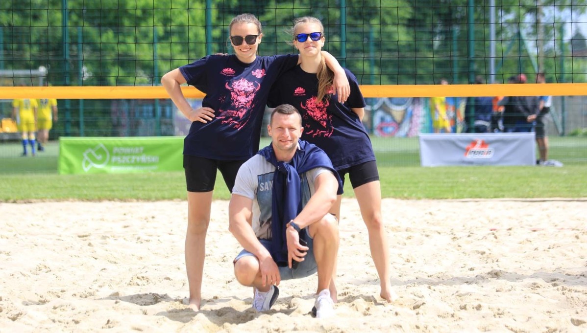 Maja i Oliwia z trenerem na boisku piaskowym podczas turnieju mistrzostw Śląska.