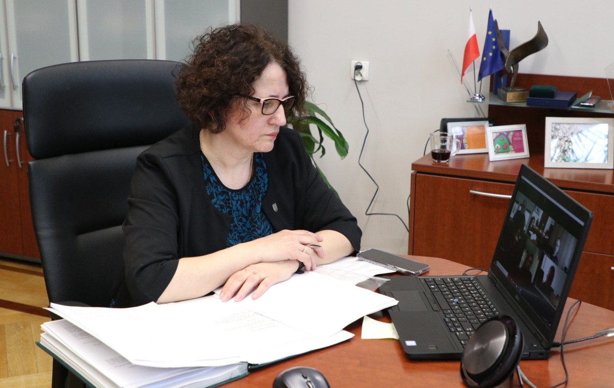 Starosta Barbara Bandoła podczas wideokonferencji. Siedzi za biurkiem, na którym rozłożone ma dokumenty.