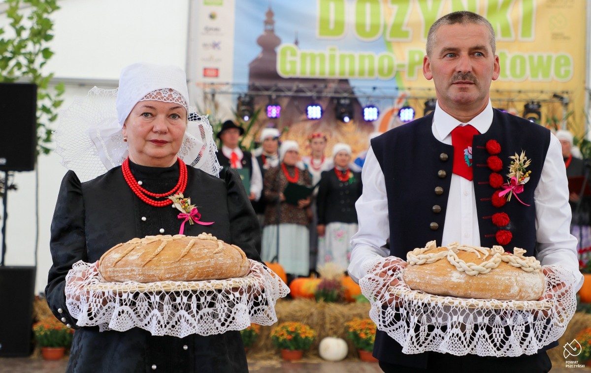 Starostowie dożynkowi z chlebem