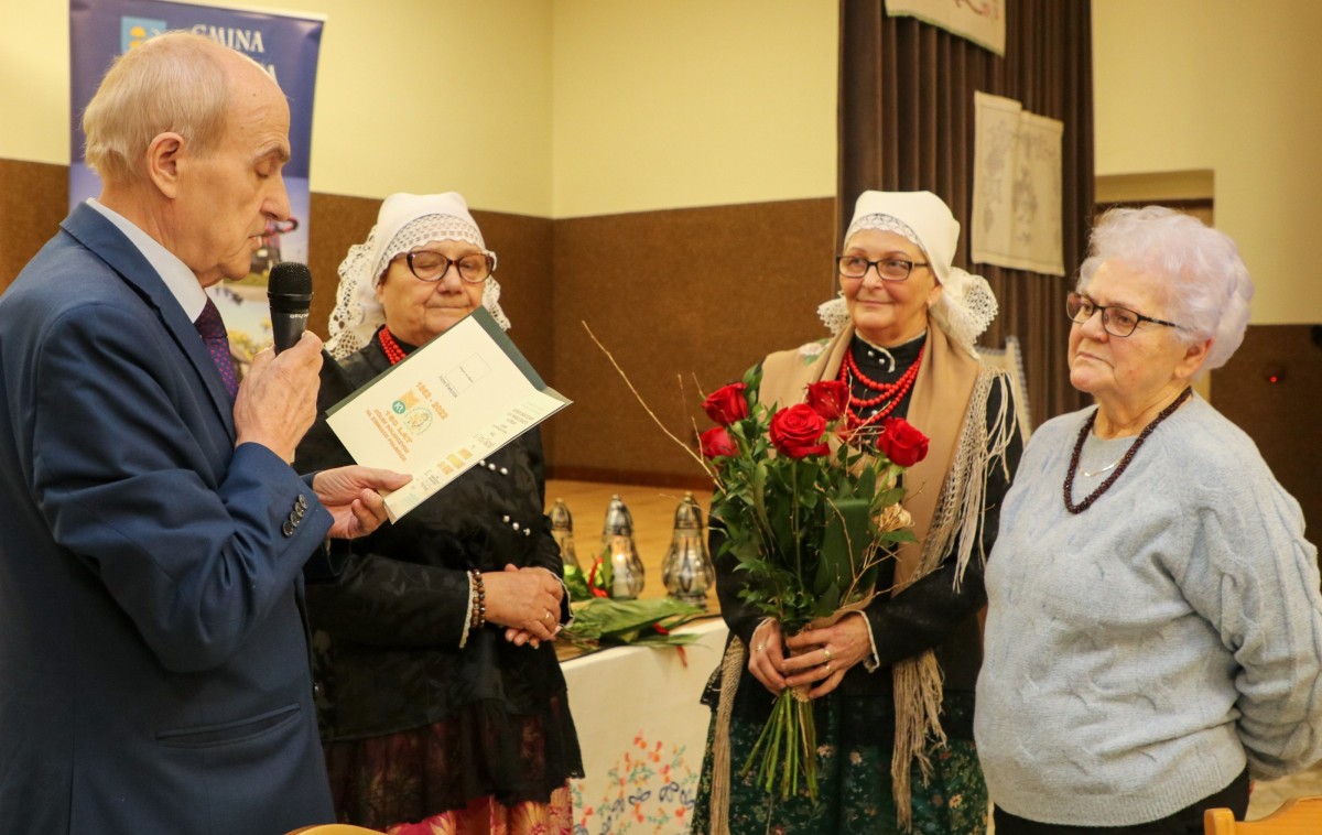 Założycielka KGW we Frydku, jego obecna przewodnicząca oraz Łucja Kurtak i Andrzej Krawczyk. Trwa wręczanie wyróżnienia założycielce.