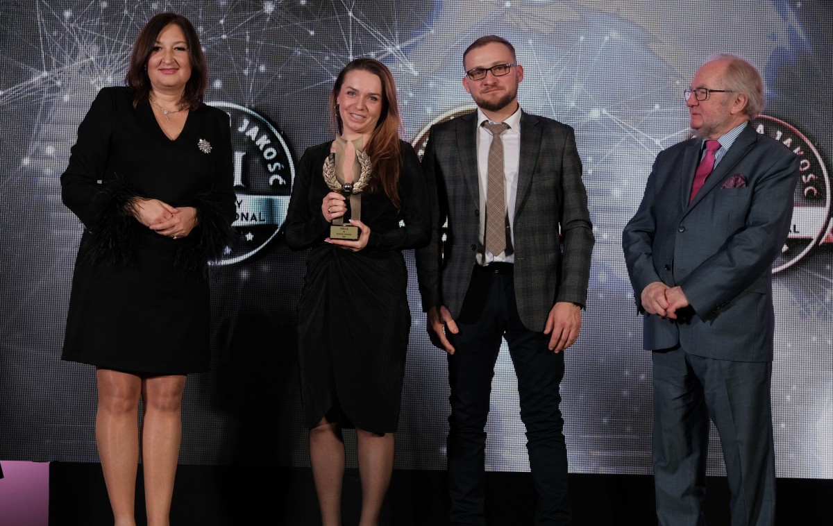 Lokalni producenci na scenie, w dłoni trzymają wyróżnienie, obok kobieta i mężyzna.