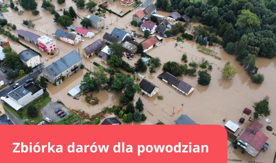 zdjęcie zalanych terenow z lotu ptaka oraz napis na czerwonym tle zbiórka darów dla powodzian