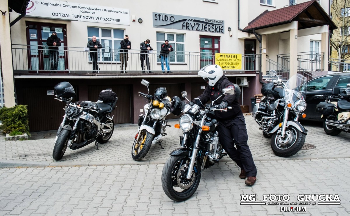 Motory i motocykliści przed pszczyńskim oddziałem RCKiK.