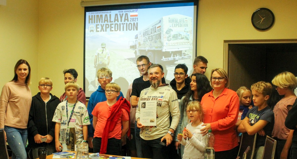 Grupa dzieci we wspólnym zdjęciu z maciejem pietrowiczem.