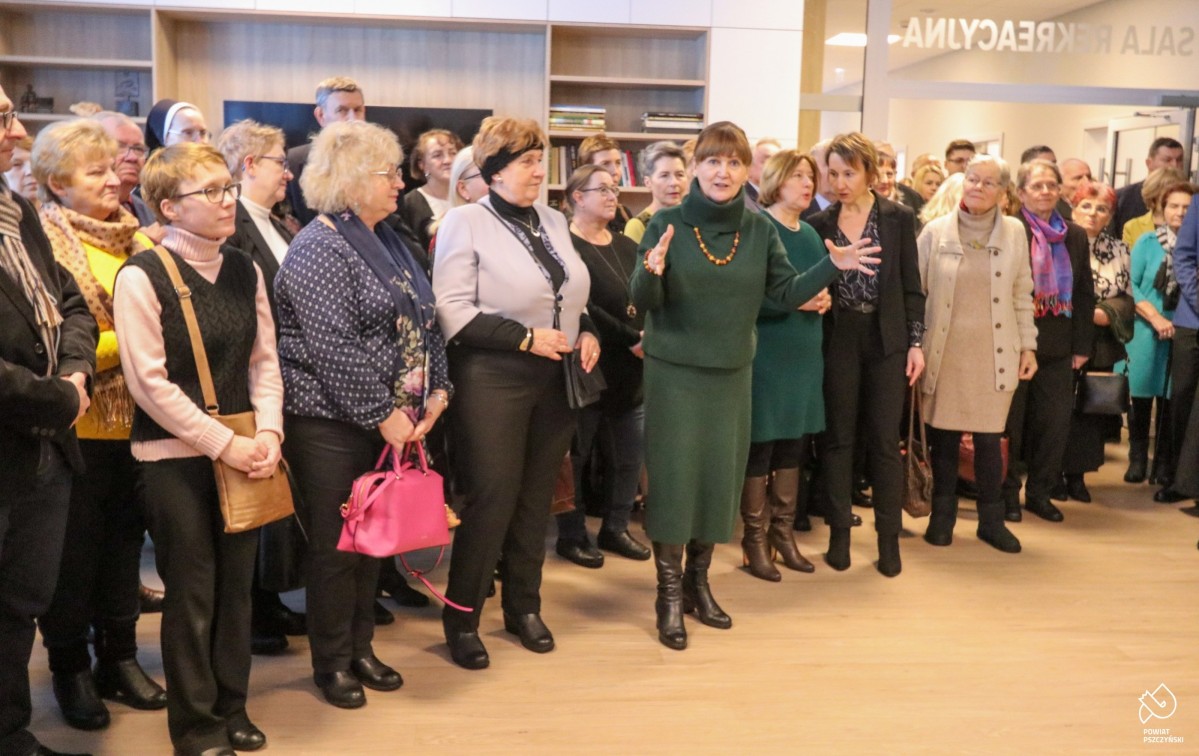 Uczestnicy otwarcia w tym prezes hospicjum w dużej sali Domu Ojca Pio.