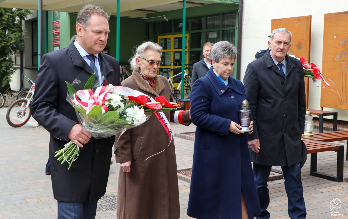Wicestarosta, członek ZPP i pszczyńskie Sybiraczki niosące kwiaty i znicze.