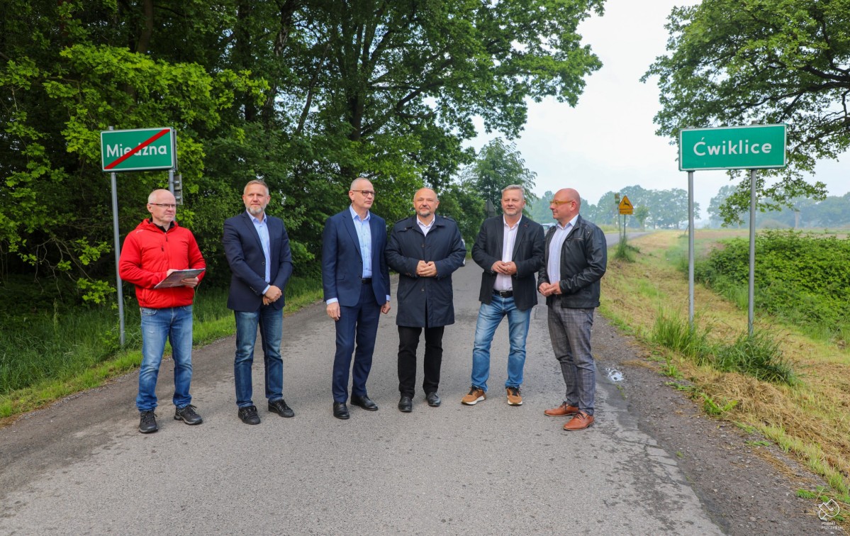 Samorządowcy z wykonawcą na drodze, która przejdzie remont.